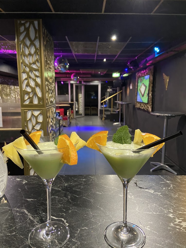 Cocktails auf der Marmorbar mit Blick in die Lounge im Hintergrund