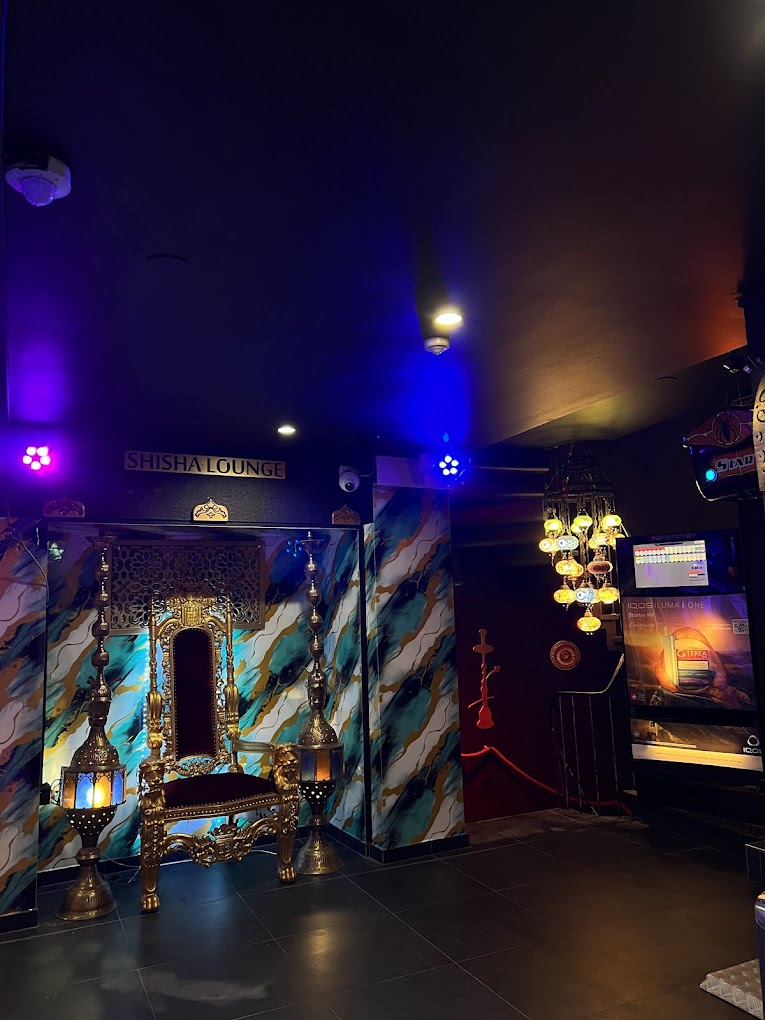 Goldener Thronsessel im Shisha-Lounge-Bereich der Grün Lounge